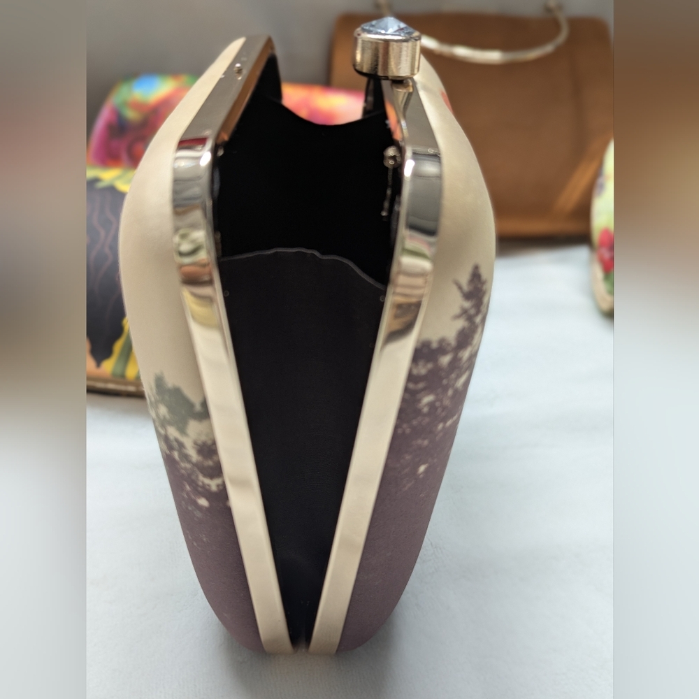Handcrafted Clutch “Sunroot Silence” by INDIAURA - Picture 6 of 6